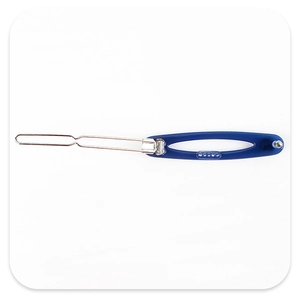 Détail du clip à cheveux ovale en acétate bleu klein avec une boucle métallique fine