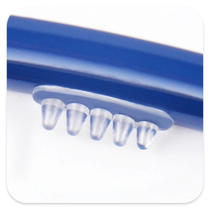 Vue détaillée du clip en acétate bleu Klein avec des coussinets antidérapants en silicone
