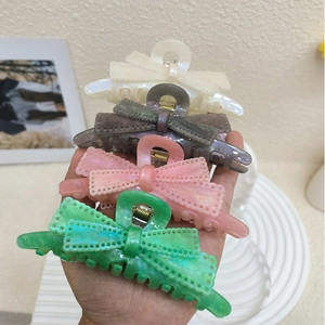 Set di quattro mollette per capelli in acrilico perlato nei colori verde rosa taupe e beige