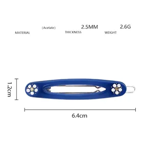 Vue détaillée d'une barrette en acétate bleu Klein mesurant 6,4 cm de long et 2,5 mm d'épaisseur