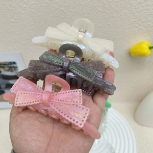 Set di tre grandi mollette per capelli in acrilico perlato nei colori bianco, viola e rosa