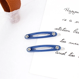 Ensemble de barrettes à cheveux en acétate bleu Klein avec détails de marguerites