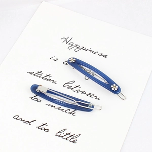 Barrettes élégantes bleu Klein en acétate avec petites fleurs blanches et opales