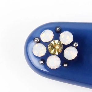 Barrette en acétate bleu Klein avec une élégante fleur en opale et perles argentées