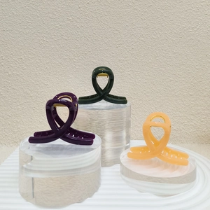 Pinces à Cheveux en Plastique Torsadé Minimalistes pour Femmes Pince Requin Couleur Unie Brillante Taille Moyenne Accessoires