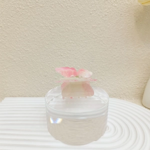 Vue détaillée de la pince à cheveux papillon en acrylique rose avec mécanisme à ressort