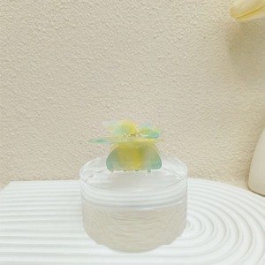 Détail d'une pince à cheveux papillon 3D double couche avec dégradé d'encre jaune et bleu