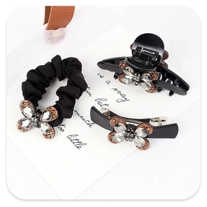 Vue détaillée d'accessoires de cheveux noirs avec papillons en cristal et résine