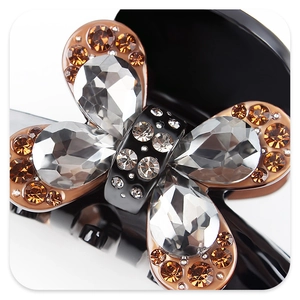 Détail macro d'une pince à cheveux vintage en résine noire sertie de strass cristal