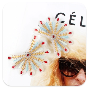 Vue détaillée de pinces à cheveux couronne de phénix avec cristaux bleus et rouges
