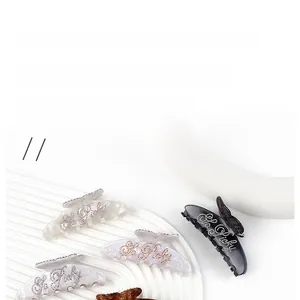 Details von marmorierten Schmetterlings-Haarklammern mit So Pretty Strass-Schriftzug