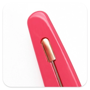 Gros plan détaillé du serre-tête rose brillant avec un insert métallique doré élégant