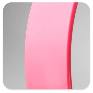 Gros plan détaillé montrant la texture rose mat et lisse du serre-tête large en acétate