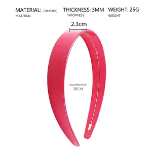 Détail du serre-tête rose en acétate montrant la largeur de 2,3 cm et les dents antidérapantes