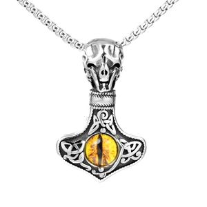 Detalle del colgante martillo de Thor vikingo con ojo de dragón amarillo y calavera