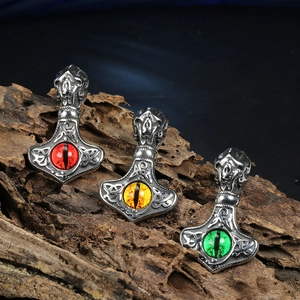 Colgantes de martillo Mjolnir vikingo con patrones celtas y gemas de ojo de dragón