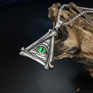 Macro d'un pendentif œil de Viking sur bois vieilli avec une pupille verte éclatante