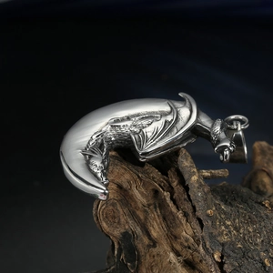 Pendentif dragon gothique sur croissant de lune en acier inoxydable poli pour homme