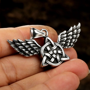 Collier ailes d'ange en acier inoxydable plaqué or avec design de noeud de la trinité celte