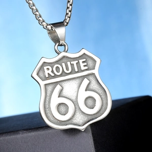 Gros plan détaillé du pendentif Route 66 rétro en acier inoxydable avec fini mat texturé