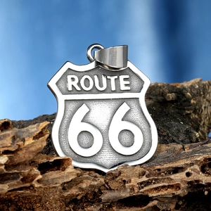 Détail du pendentif Route 66 en acier inoxydable avec une finition mate rétro sculptée