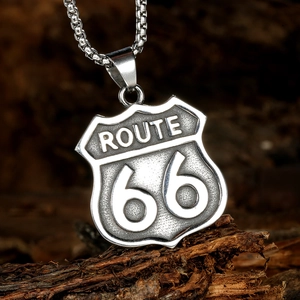 Pendentif Route 66 vintage en acier inoxydable avec chaîne box sur fond de bois