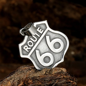 Pendentif bouclier Route 66 vintage en acier inoxydable pour homme, vue de profil