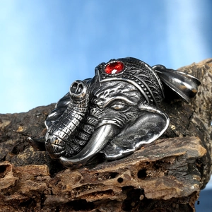 Makroaufnahme von Vintage-Ganesha-Elefantenanhänger mit rotem Edelstein auf Baumrinde