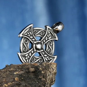 Colgante de collar de nudo de cruz celta vintage de acero de titanio plateado para hombre