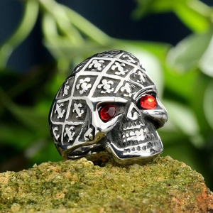 Vintage gothic skull ring in stainless steel with red stone eyes on mossy stone