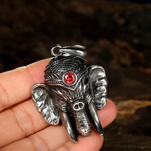 Vintage Ganesha Anhänger aus Edelstahl mit rotem Zirkon und antiker Silberoptik Kette