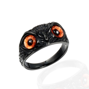 Anello gufo nero in stile gotico in acciaio inossidabile con occhi rossi e piume