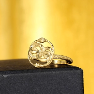 Bague vintage double serpent en acier inoxydable doré avec texture écailles détaillée