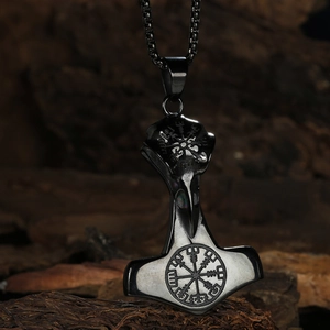 Pendentif marteau de Thor Viking avec crâne d'oiseau Mjolnir sur fond de bois