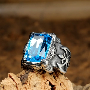 Dettaglio macro dell'anello vintage da uomo in acciaio con gemma blu e incisioni