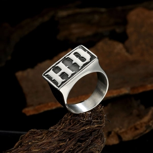 Bague Chevalière Punk en Acier Inoxydable pour Hommes Vintage Lettre Gothique HD HB Face Carrée Bijoux de Mode Biker