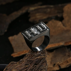Bague punk pour hommes en acier inoxydable noir mat avec gravure HD rectangulaire