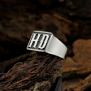 Bague punk pour hommes en acier inoxydable argenté avec sceau HD gothique sur écorce de bois