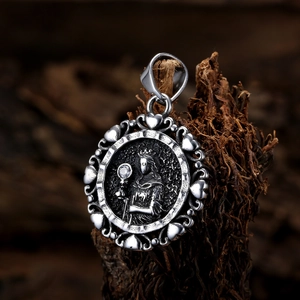 Vintage relief pendant with crown queen motif on engraved silver stainless steel