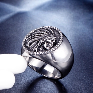 Vintage-Ring aus Edelstahl mit detailliertem Indianer-Schädel und Federschmuck-Design