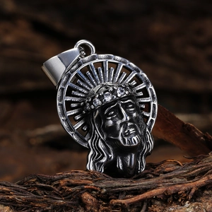 Pendentif rétro en acier titane hip-hop avec design visage vintage et accents de cristal