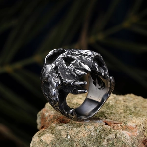 Anillo punk retro para hombre en acero de titanio con textura de cráter y arañazos