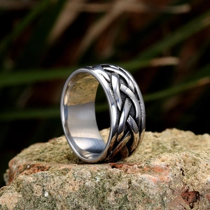 Détail macro du motif nœud celtique vintage argenté sur une bague durable en acier titane