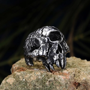 Anillo calavera vintage con textura de lava y estilo punk gótico en acero titanio negro