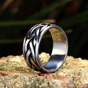 Bague Viking tressée en acier inoxydable pour homme avec fini argent antique texturé