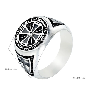 Anello vintage in acciaio inossidabile con croce, zircone bianco e incisione latina
