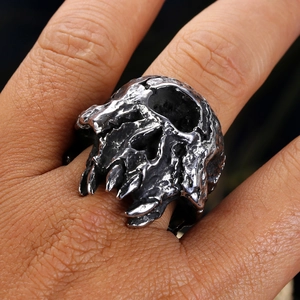 Anillo de calavera 3D gótico en acabado plateado oxidado para hombre, estilo punk realista