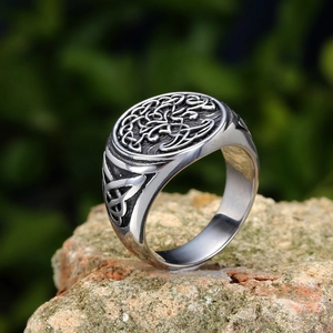 Relief détaillé de l'Arbre de Vie et nœuds celtiques sur bague en acier vintage