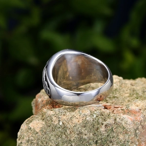 Gros plan des gravures de nœuds celtiques sur une bague nordique en acier vintage