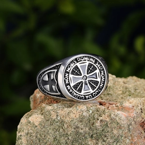 Dettaglio dell'anello croce di Malta vintage in argento antico su pietra naturale